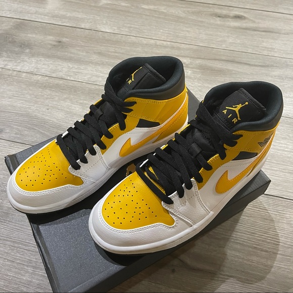 💛🤍Air Jordan 1 Mid University Gold Men's🤍💛 - Picture 5 of 9